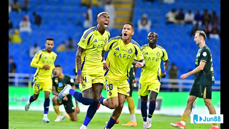 นักเตะ Al Nassr และ Al Kholood กำลังแข่งขันกันอย่างดุเดือดบนสนามหญ้า