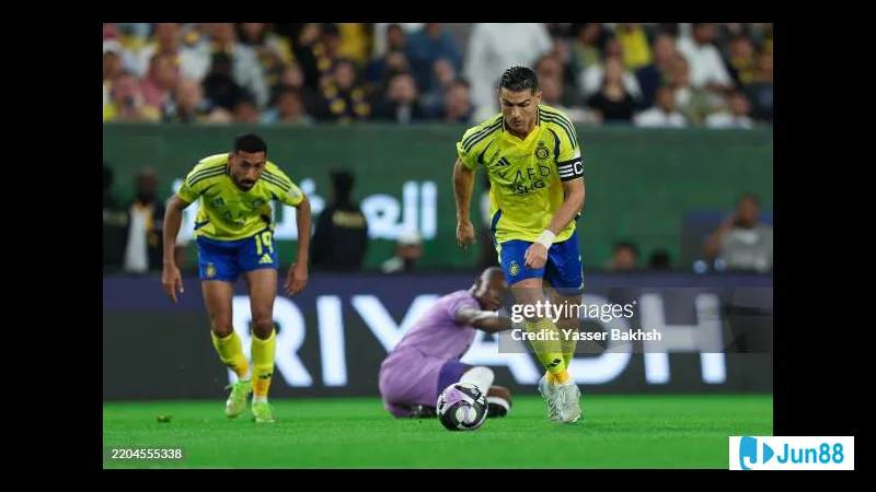 ภาพการกระทำในเกมระหว่าง Al Nassr และ Al Kholood