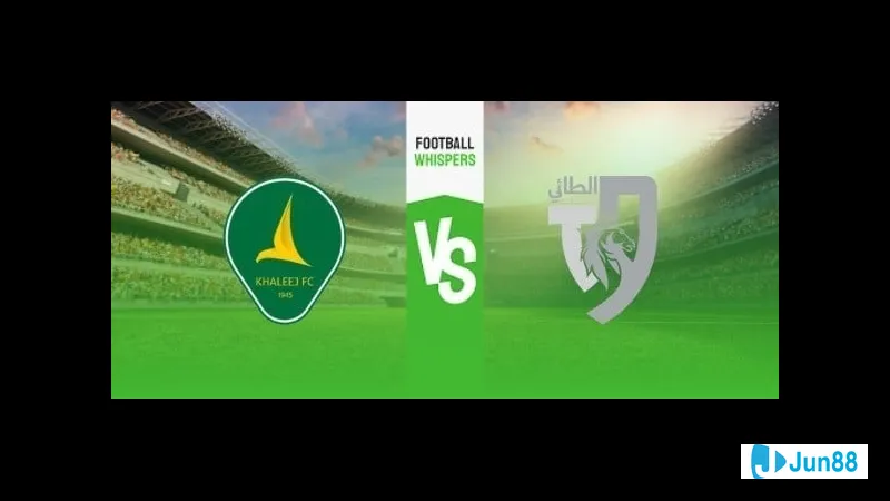 Al Taee และ Al Khaleej ผู้เล่นแข่งขันบอลบนสนามหญ้า