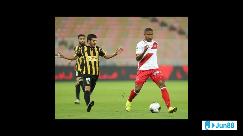 ผู้เล่น Al Wahda เลี้ยงบอลผ่านกองหลัง Al Ittihad ในระหว่างการแข่งขัน