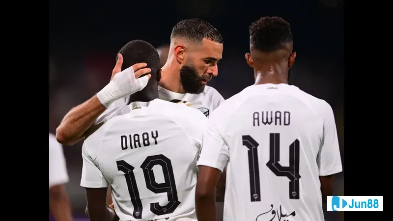 นักเตะ Al Wahda และ Al Ittihad แย่งบอลบนสนามหญ้า