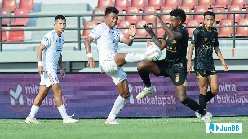"ภาพถ่ายการเล่นในแมตช์ "Arema FC" กับ "Dewa United"