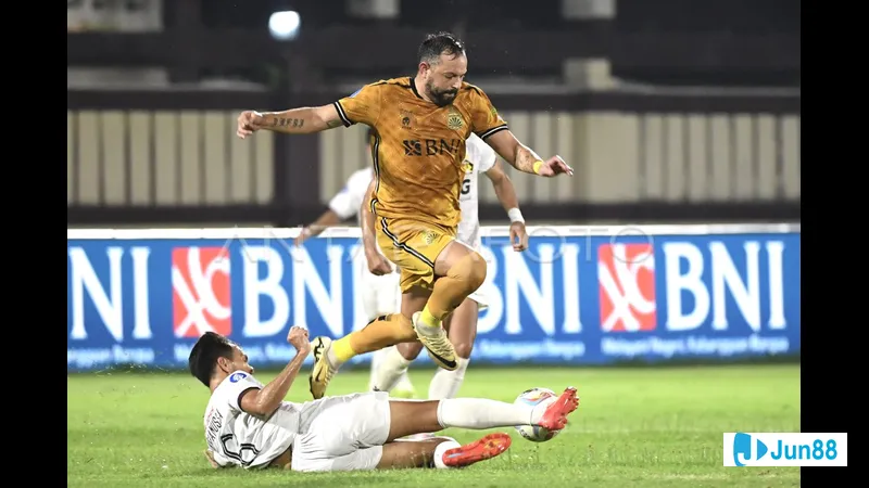 Hành độngบนสนามของทีม Bhayangkara และ Persik Kediri ในการแข่งขันที่เข้มข้น