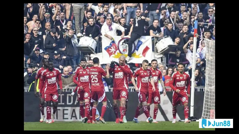 ภาพการกระทำในเกมระหว่าง Brest และ Paris FC
