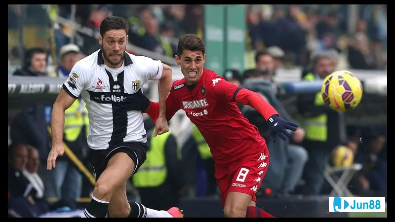 รูปภาพการแข่งขันระหว่าง Cagliari และ Parma, นักเตะกำลังแย่งบอลบนสนามหญ้า