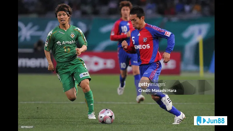 สองทีม FC Tokyo และ Verdy กำลังต่อสู้กันบนสนามหญ้า