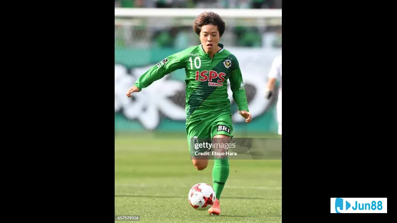 ภาพการกระทำในเกมระหว่าง FC Tokyo และ Verdy