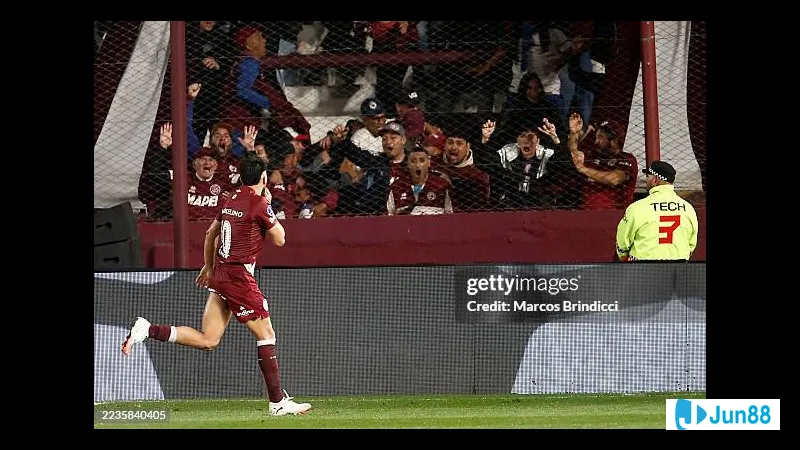 Ảnhฟุตบอล Fluminense vs Lanus กับนักเตะที่กำลังแย่งบอล