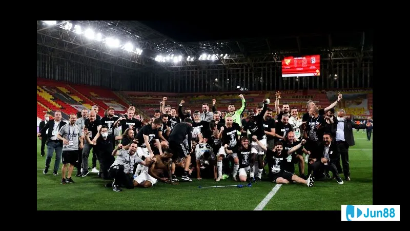 นักเตะ Goztepe และ Besiktas ชิงบอลก่อนประตู