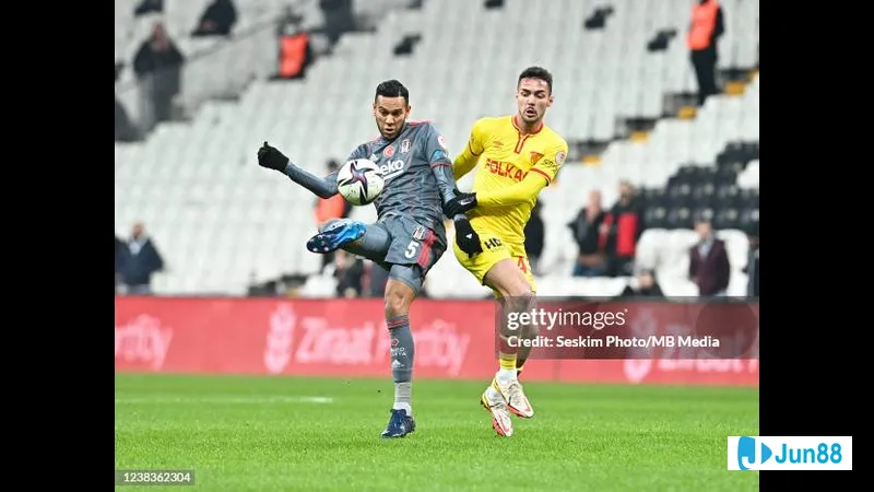 ภาพการต่อสู้ของการแข่งขัน Goztepe กับ Besiktas