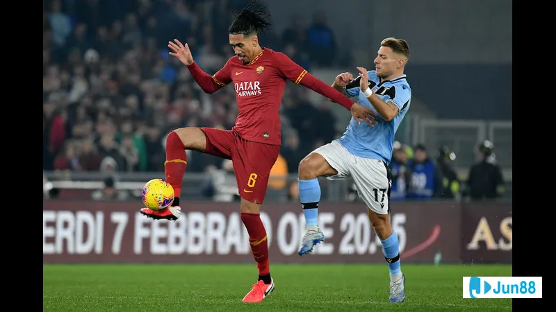 สองทีม Lazio และ AS Roma กำลังแข่งขันกันอย่างดุเดือดเพื่อแย่งบอลบนสนามหญ้า