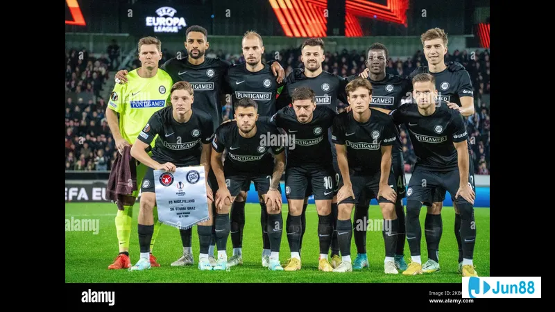 นักเตะ Midtjylland และ Sturm Graz แย่งบอลบนสนามหญ้า