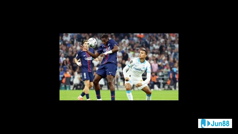 ภาพการแข่งขันระหว่าง Midtjylland กับ Sturm Graz แสดงให้เห็นถึงการแข่งขันที่เข้มข้น