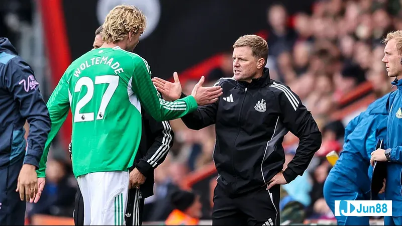 Hậu vệของ Newcastle กำลังขัดขวางผู้เล่นของ Bradford City ในการแข่งขันฟุตบอล