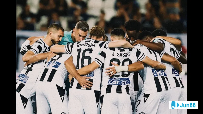 นักเตะ PAOK และ Maccabi Tel Aviv แย่งบอลบนสนามหญ้า