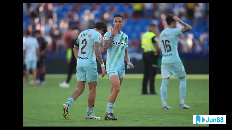 นักเตะ Real Betis ด้วยความมุ่งมั่นที่จะฝ่าฟันแนวรับของ Nottingham