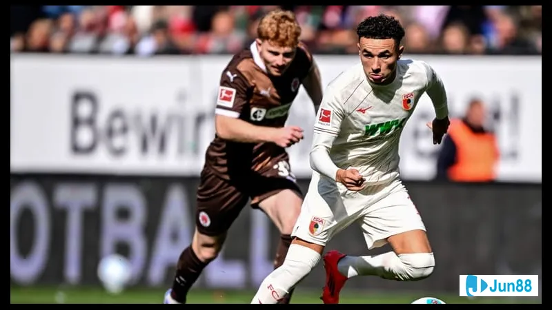 ภาพการกระทำในเกมระหว่าง St. Pauli และ Augsburg