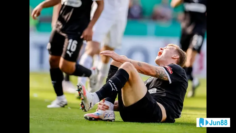 สองทีม St. Pauli และ Augsburg ต่อสู้กันอย่างดุเดือดบนสนามหญ้า