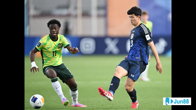 สองทีม U17 ญี่ปุ่น และ U17 ออสเตรเลีย กำลังแข่งขันกันอย่างเข้มข้นในเกม