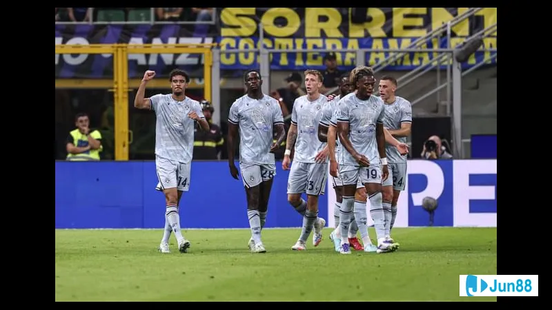 นักเตะของ Udinese และ Palermo แย่งบอลกันบนสนามหญ้า